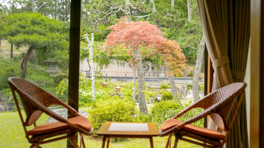 *【客室：雅　滞在イメージ】自慢の庭園を眺めながらお茶やコーヒーで一息いかがでしょうか？