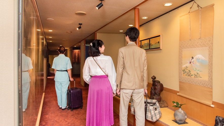 *【廊下】当館の廊下には富士山や羽衣伝説にまつわるアートを展示いたしております。