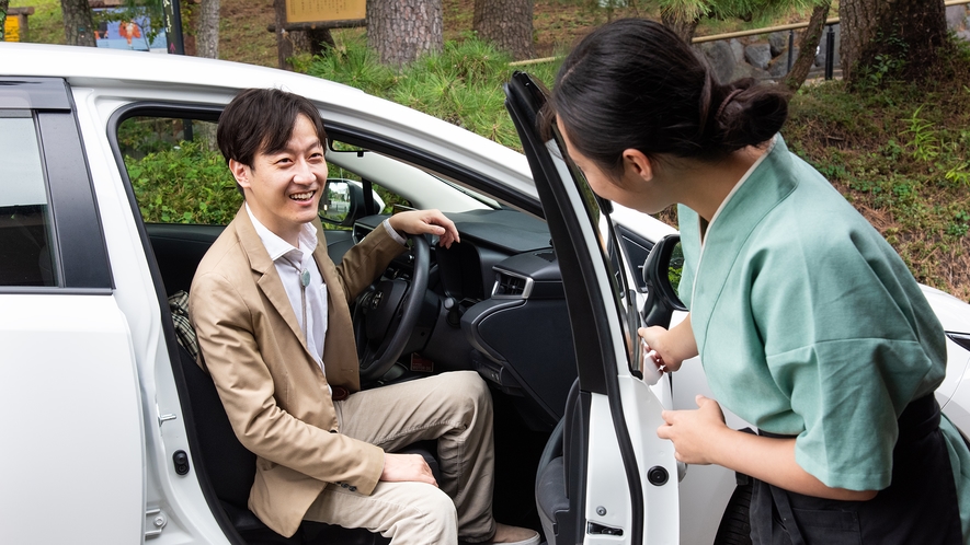 *【玄関】お車でお越しの際は神の道を抜けた正面右手に当館がございます。