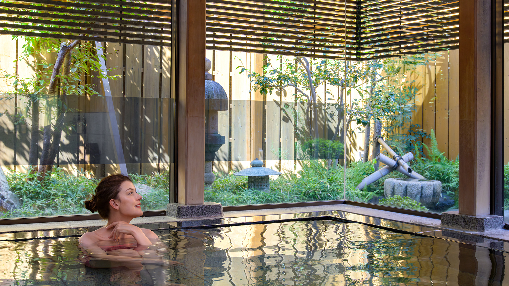 【大浴場：内湯（露天風呂なし側）】手入れの行き届いた小庭を眺めながら落ちついた湯あみ時間を