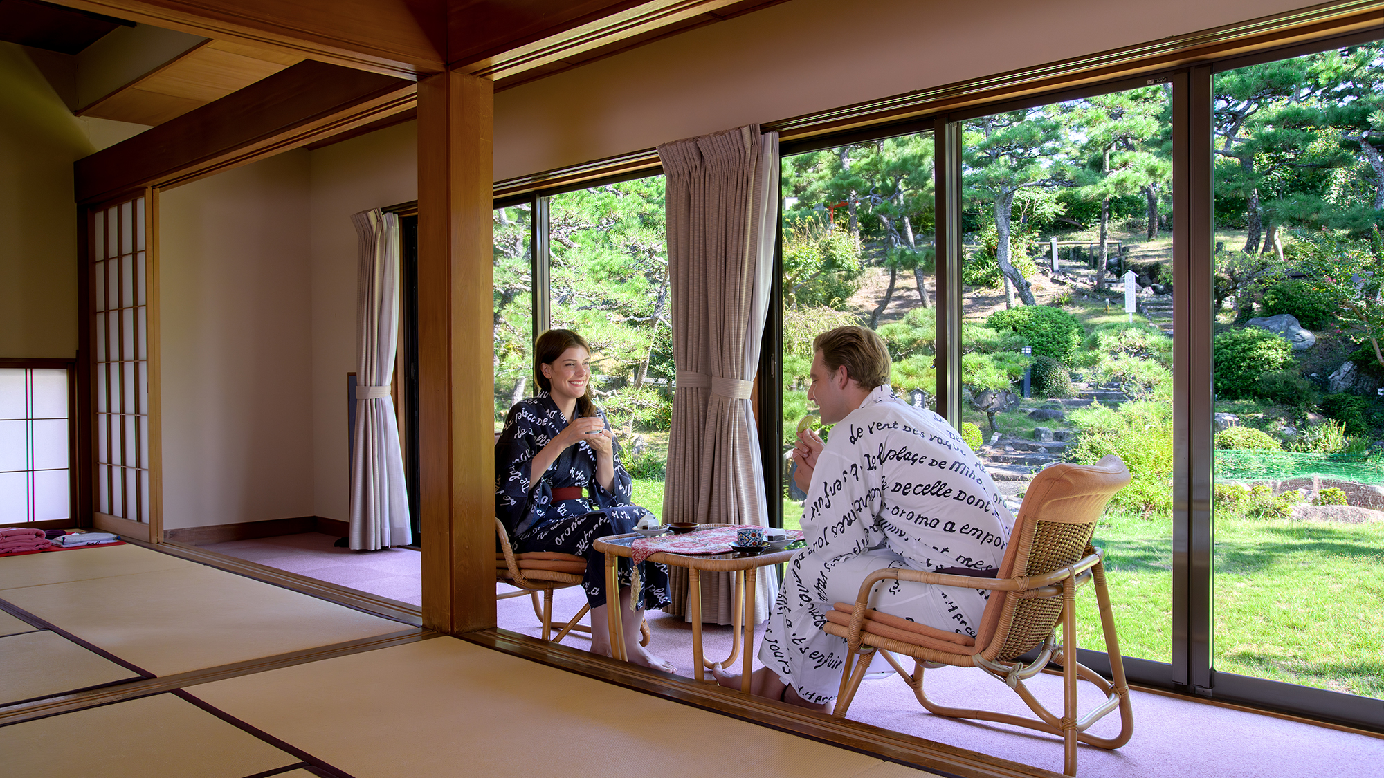 【庭園側和室：雅】大きな窓から庭園を一望。檜風呂付きの人気客室。