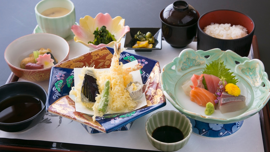 日本料理ならではの旬にこだわった食材を安心安全な地元業者から仕入れています