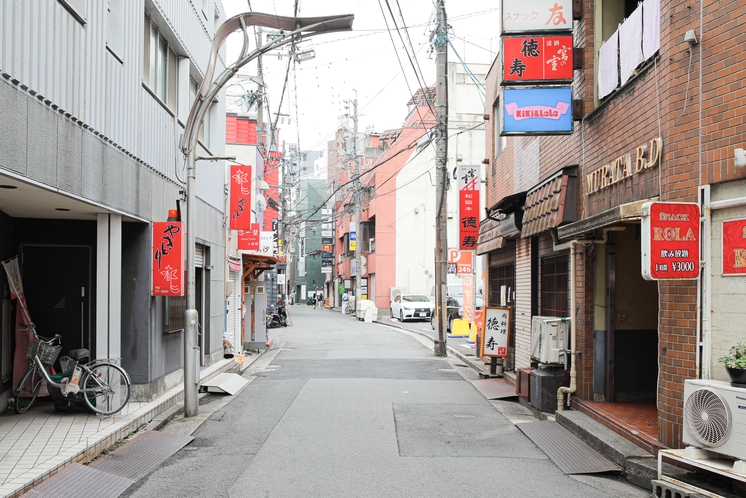 四日市商店街　たくさんの飲食店があります