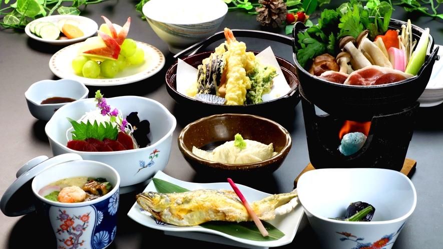 ご夕食は地元の食材を使用した日替わり和食膳をご用意いたします