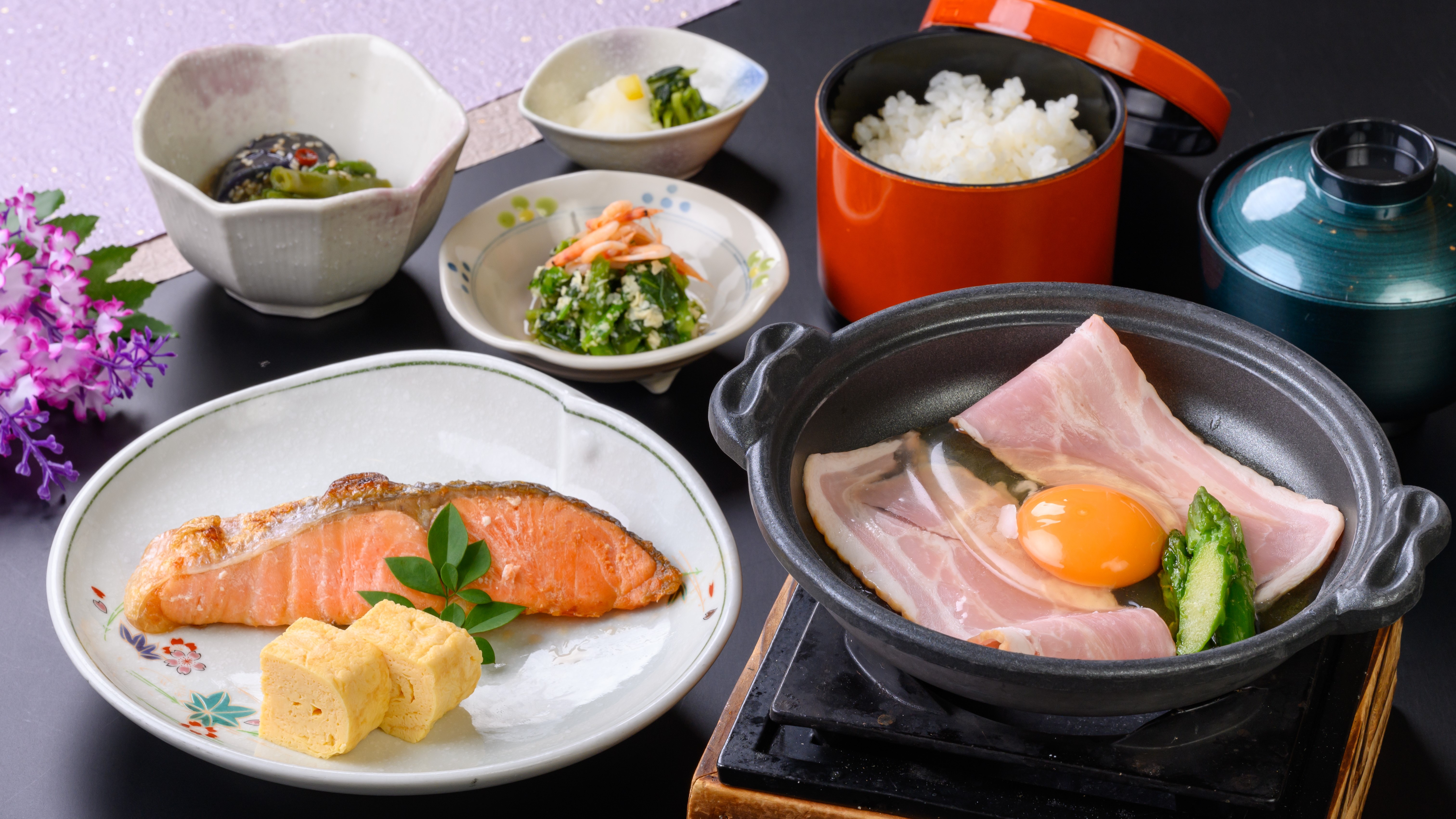 【朝食】日替わり陶板和膳◆ベーコンエッグ
