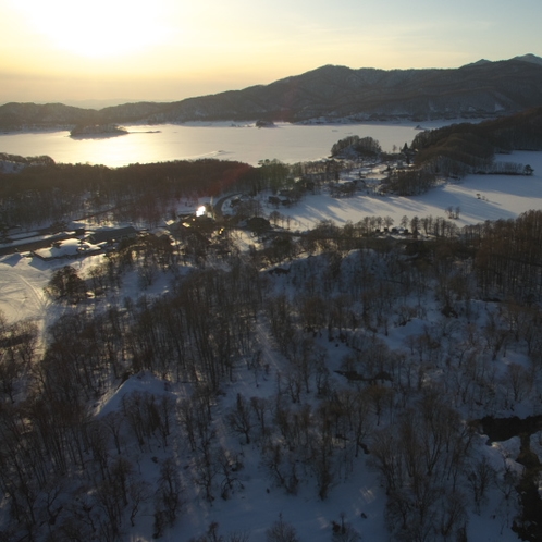 夕方の曽原湖...木々の影が雪面に伸びています