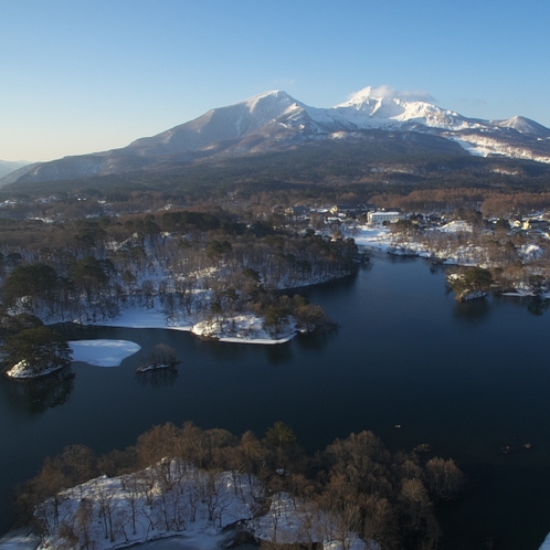 雪解けの頃の小野川湖...磐梯山と青空も綺麗です