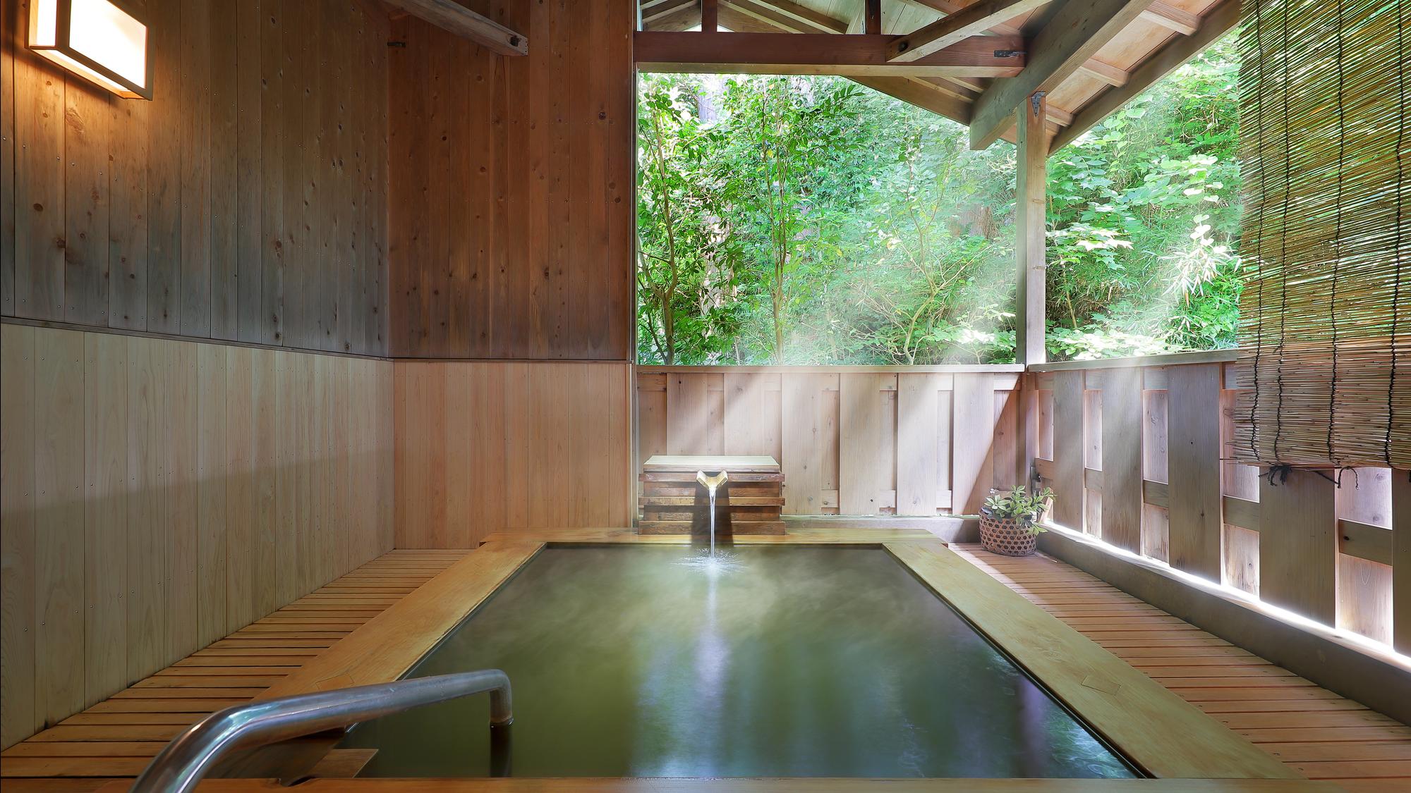 掛け流しの貸切風呂「桧の森」／ひのき露天風呂（別途有償）