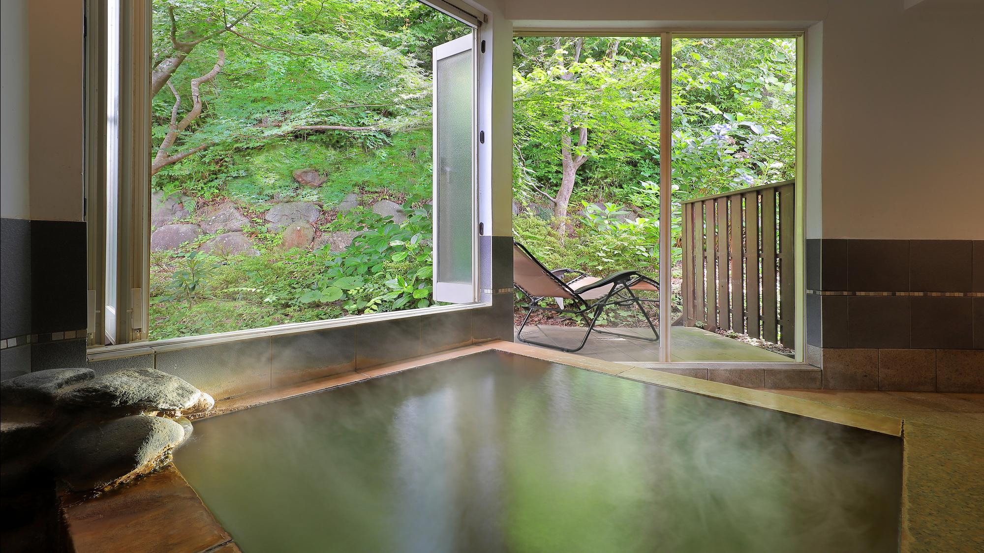 掛け流しの貸切風呂「桧の森」／森林浴風呂（別途有償）