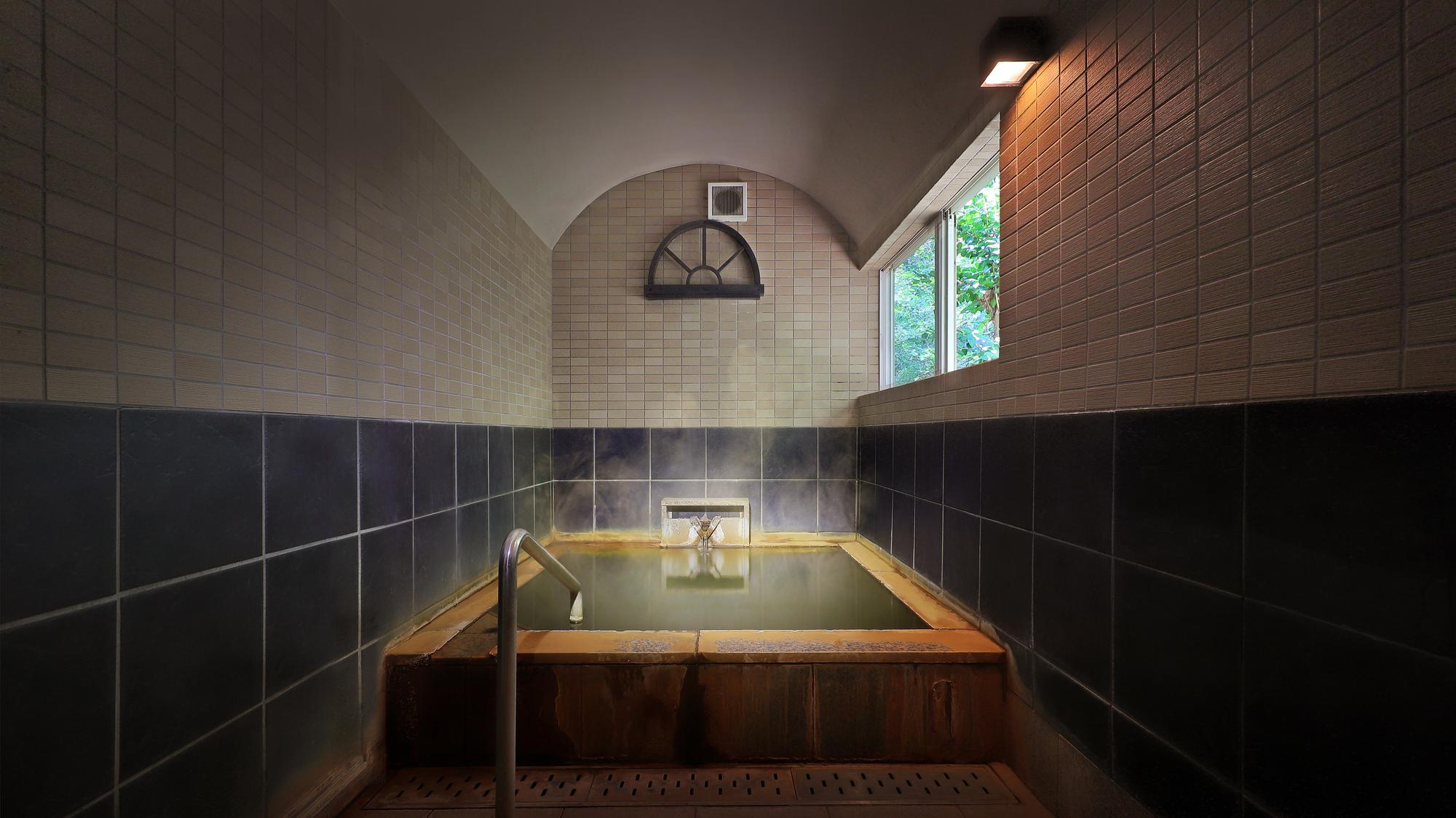 掛け流しの貸切風呂「桧の森」／かまくら風呂（別途有償）