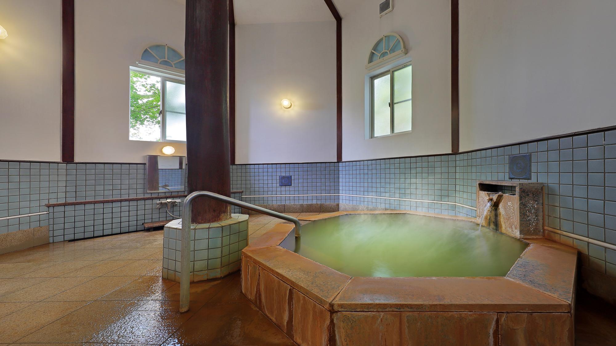 掛け流しの貸切風呂「桧の森」／八角堂風呂（別途有償）