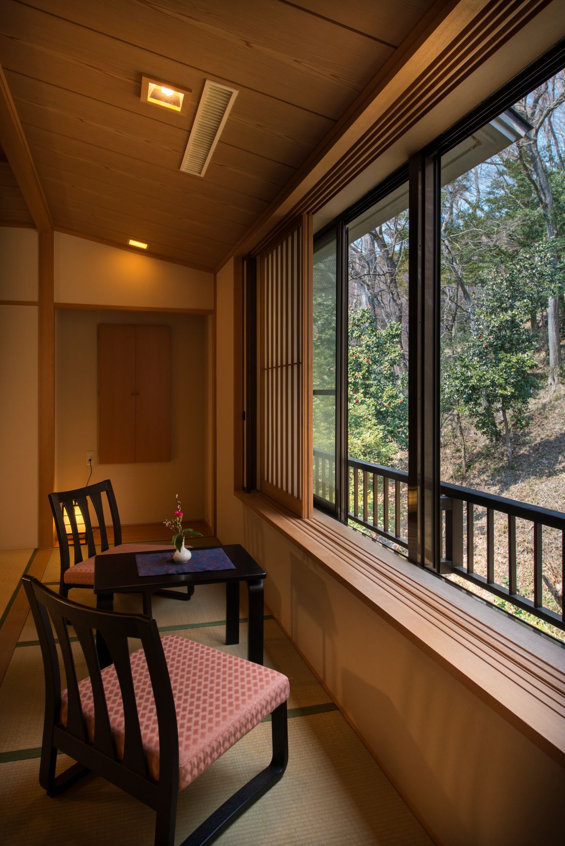 【東館一例】裏山の景色を眺めながら読書を楽しむのもオススメ。窓の外には可愛いリスが訪れる日も♪
