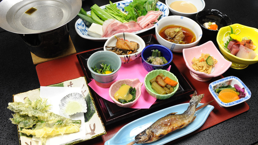 【山菜食べ尽くしプラン（夕朝食付）】山菜天ぷら×山菜しゃぶしゃぶ！季節の山菜をお腹いっぱい召し上がれ
