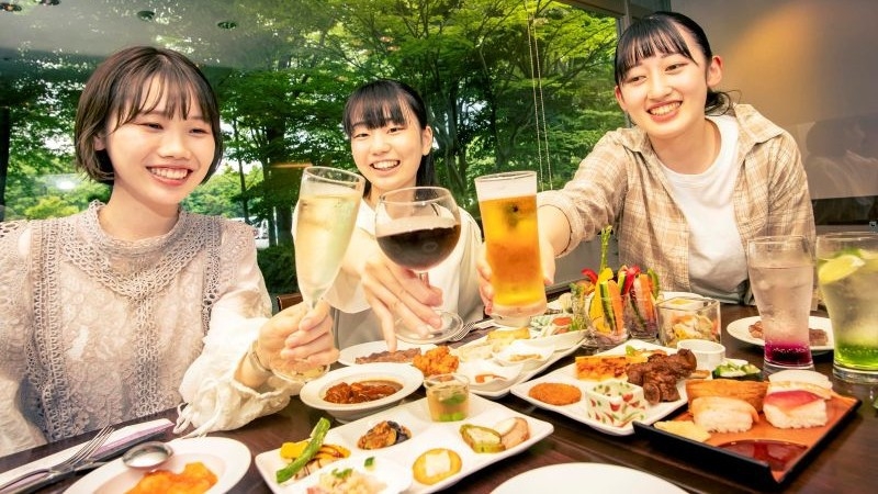 【ディナーバイキングと洋朝食コース】豪華100種の夕食バイキングとホテル最上階でゆっくり味わう洋朝食
