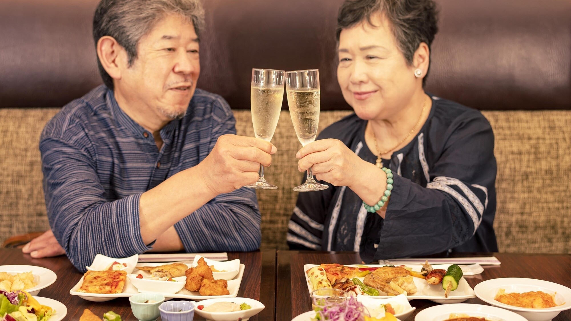 【ディナーバイキングと洋朝食コース】豪華100種の夕食バイキングとホテル最上階でゆっくり味わう洋朝食