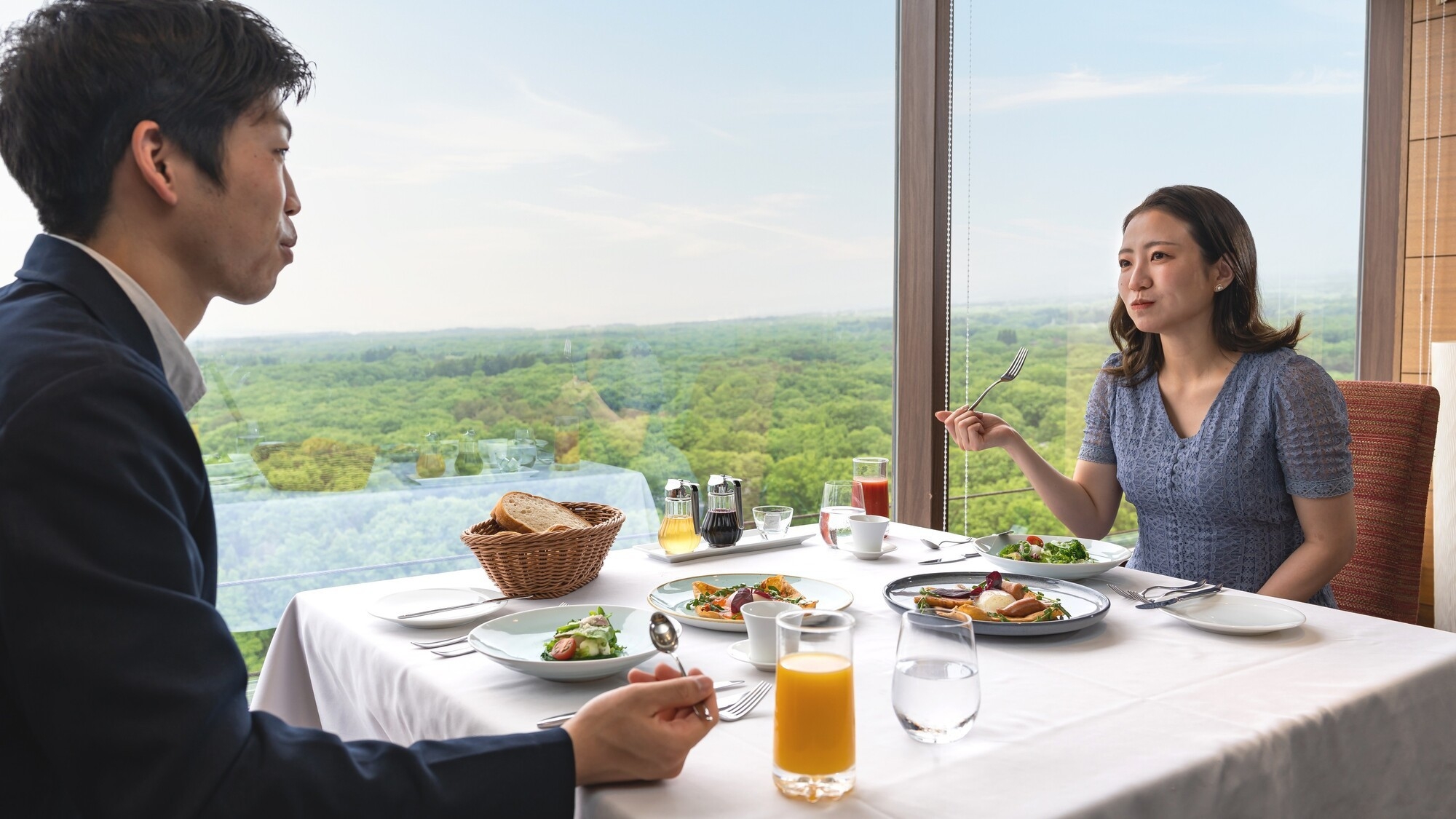【ディナーバイキングと洋朝食コース】豪華100種の夕食バイキングとホテル最上階でゆっくり味わう洋朝食