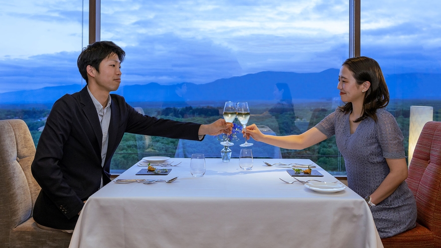 那須のフランス料理　メリメランジュ：夕暮れに染まる景色とともに乾杯