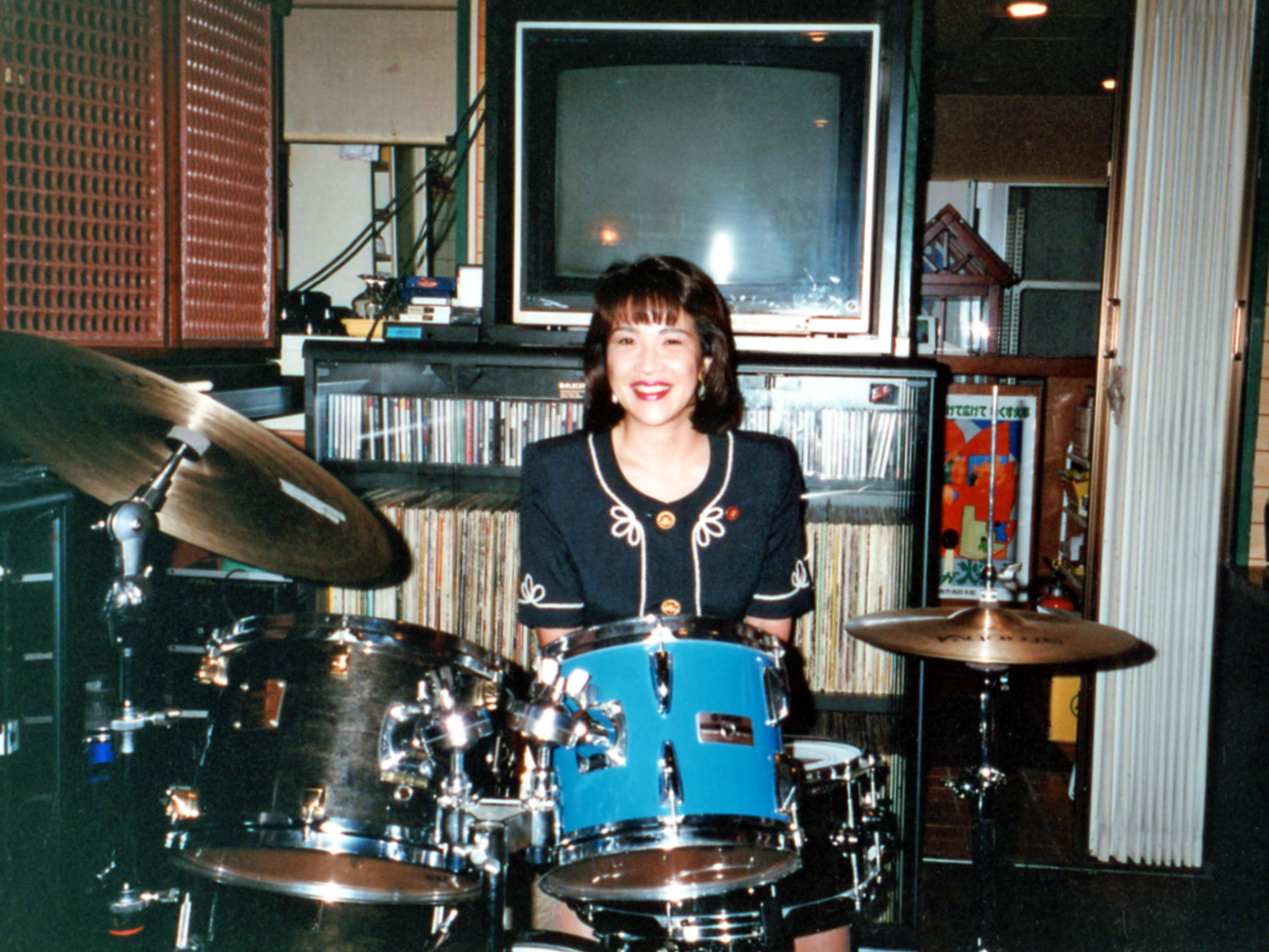 奈良出身のMS.T首相も当館を訪れ、ドラムを演奏されたことがございます。