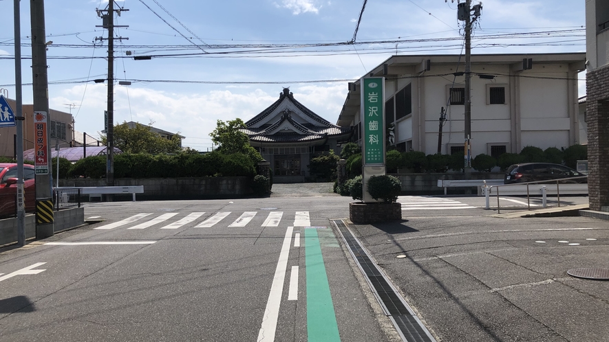 道案内4_前方に「岩沢歯科様」の緑色の看板が見えてきます