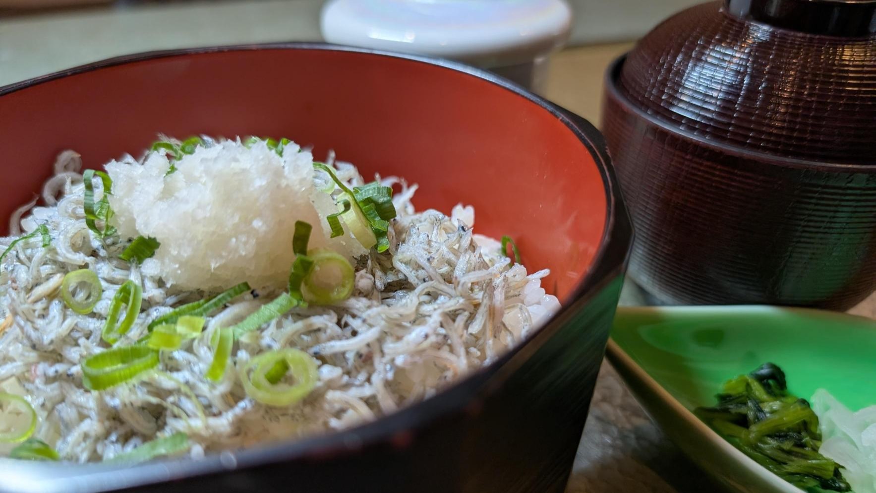 【曜日限定日替わり夕食】伊勢うどん・しらす丼　イメージ