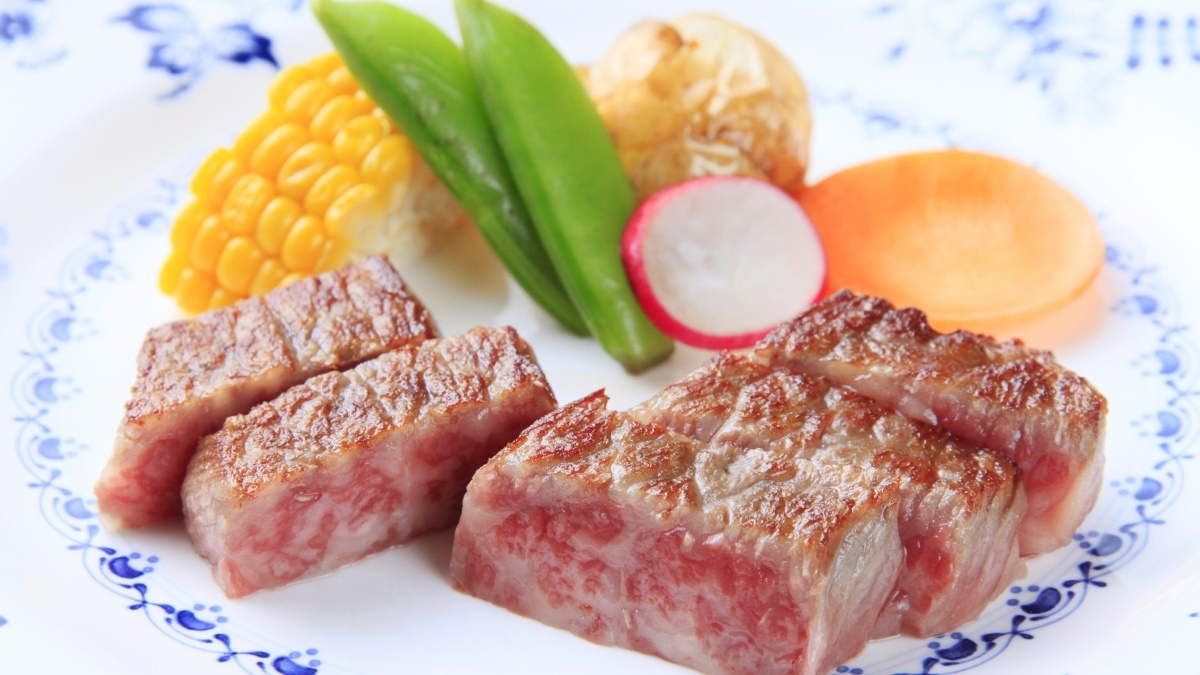 【米沢牛選べるWメイン】ステーキ・しゃぶしゃぶ・すき焼きから2種をチョイス！夕食は個室会食場