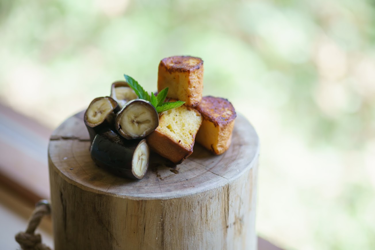 THE PARKLODGE上高地、朝食のスペシャリテ。外側はカリっとした食感、中はしっとりと仕上げて、口に入れるとバターの香りがフワっと広がります。一人で何個も食べてしまうお客様が続出するほどの美味しさです！！ ソースには薪火でじっくり1時間半かけて炙った黒バナナが香ばしいアクセントを与えています。 「朝食も旅の思い出に」上高地の想いでの1ページにどうぞお召し上がりください。