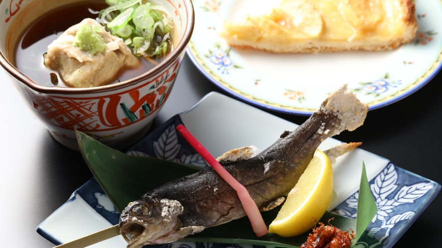 岩魚の塩焼き・山ノ内町名物そばがき「はやそば」・仏産アップルパイのセット