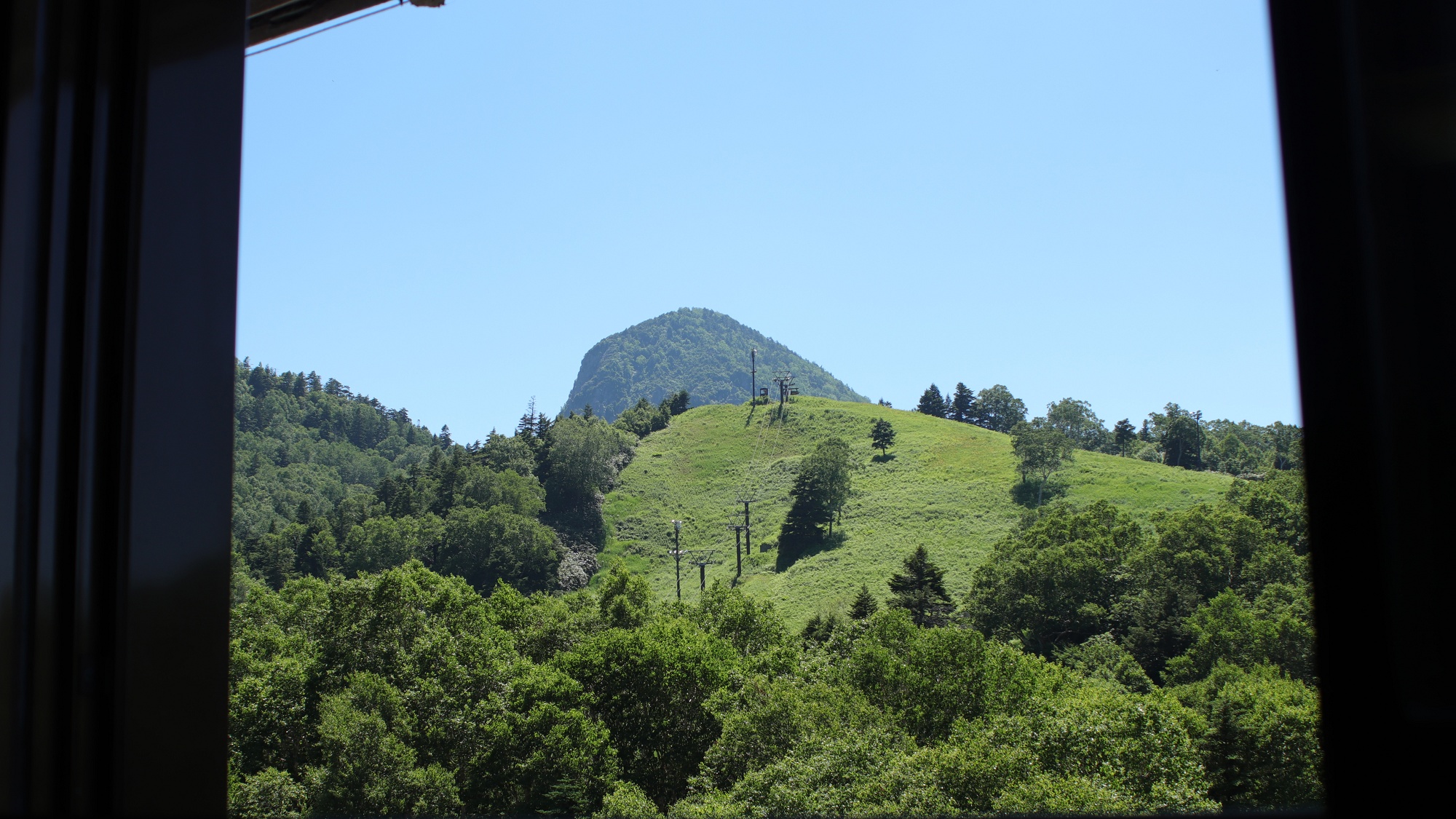 ゲレンデ側のお部屋からは志賀高原のシンボル「笠岳」を望むことができます