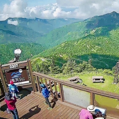 横手山ビューテラスからの絶景をお楽しみください。