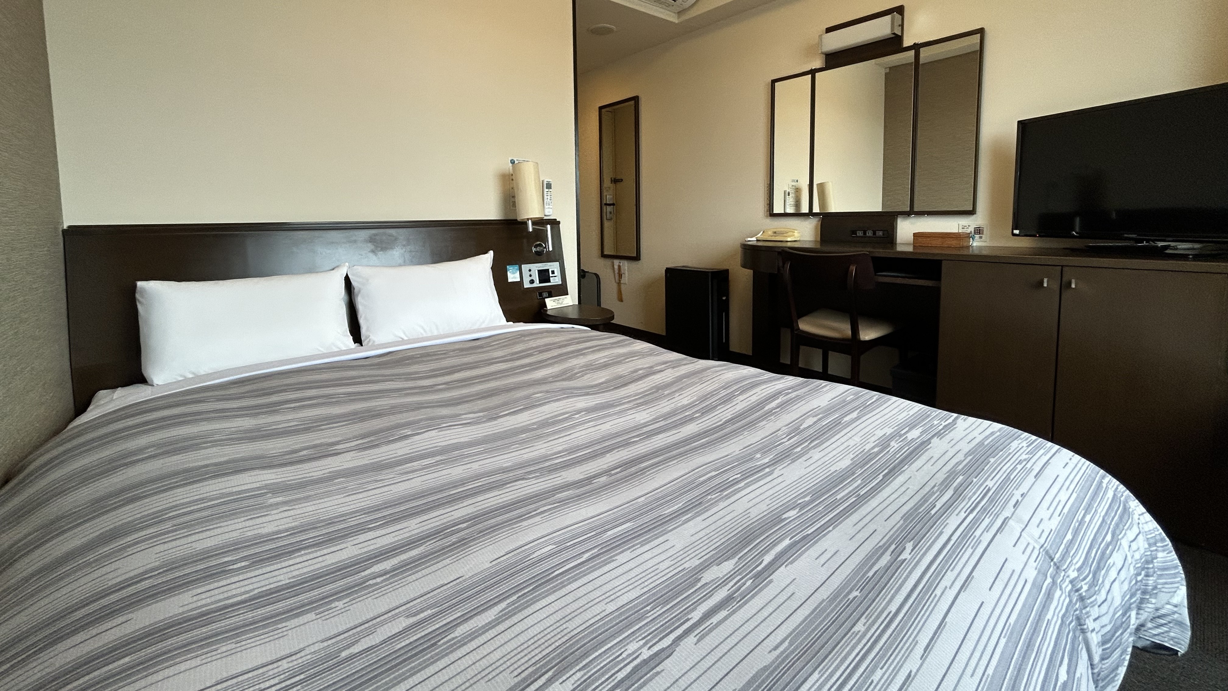 コンフォートセミダブル　ベッド幅140&times;196　14平米