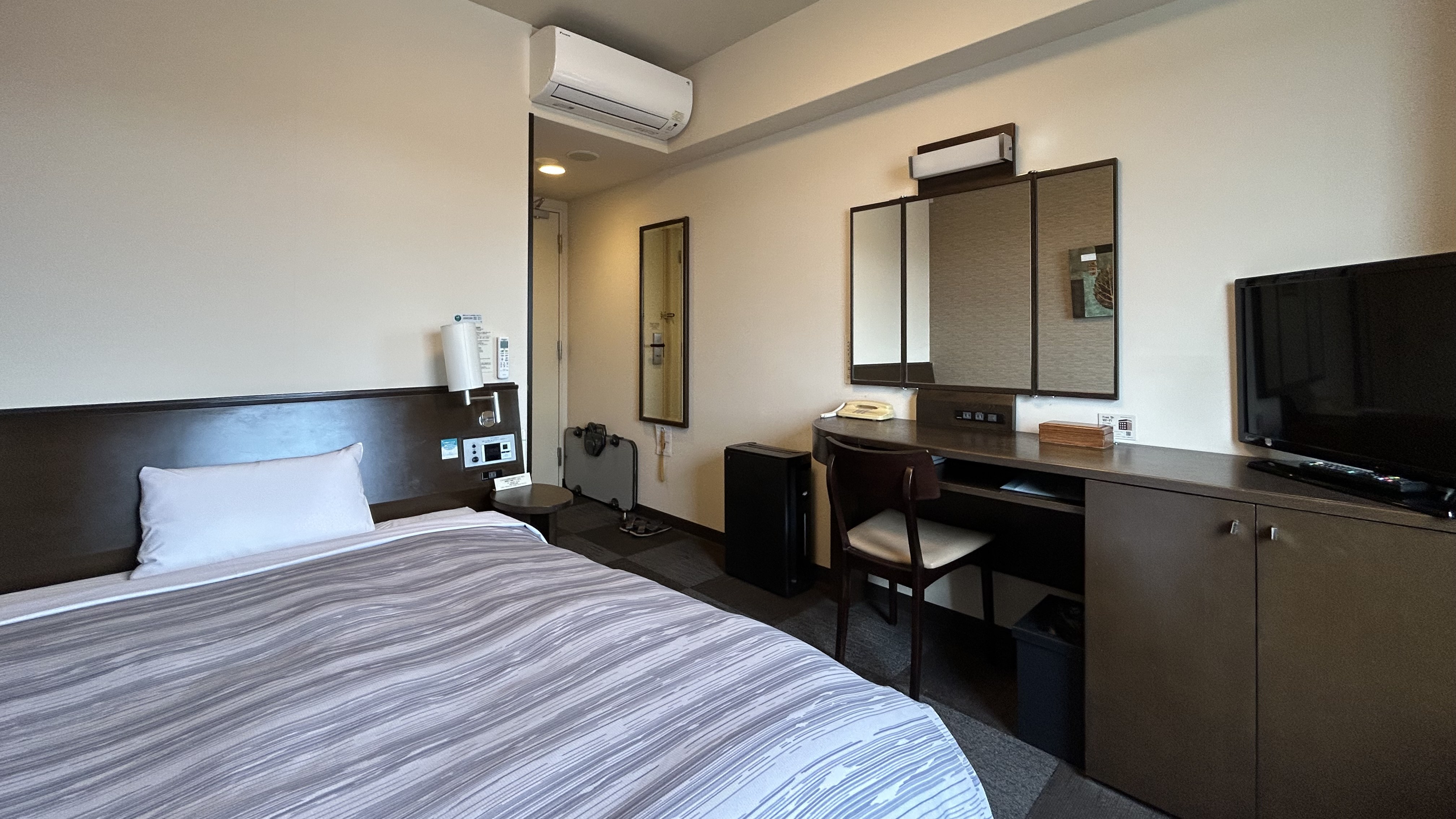 コンフォートシングル　ベッド幅140&times;196　14平米