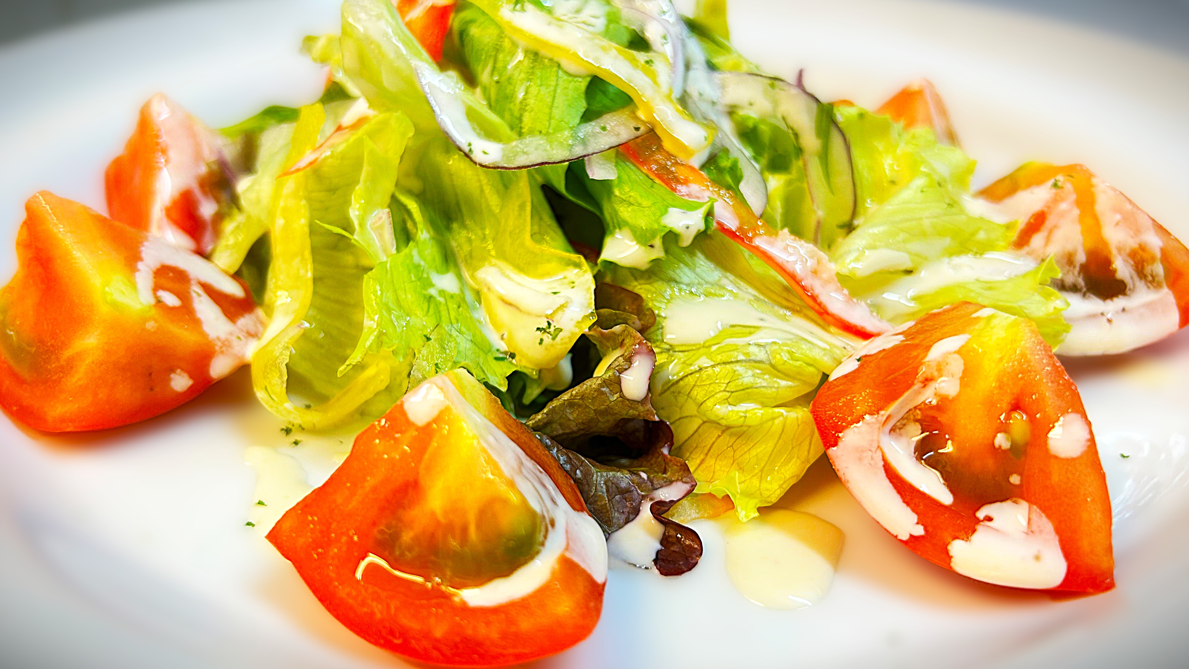 花々亭　営業時間【18：00～21：30】　トマトサラダ