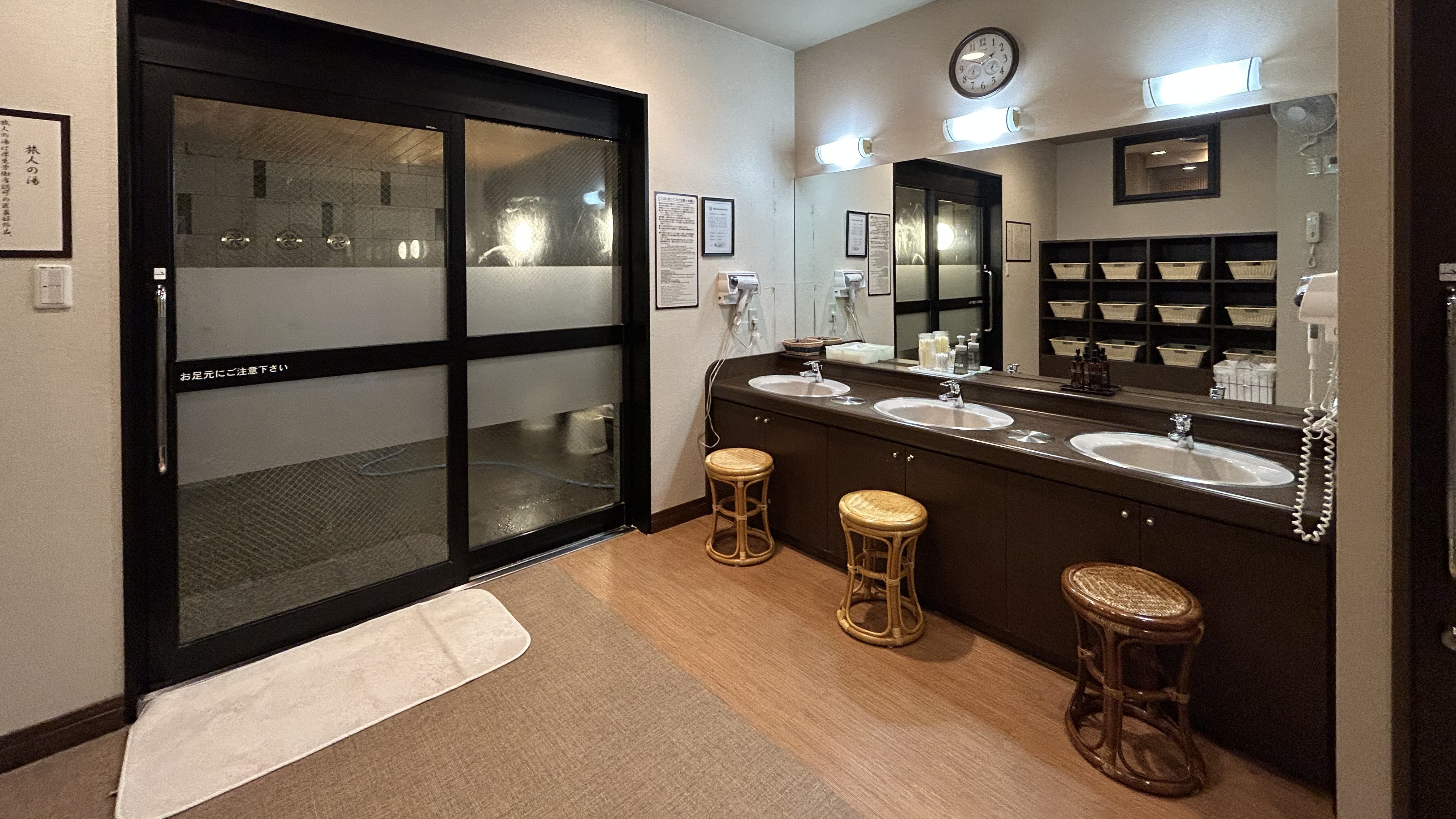 男性大浴場脱衣室　営業時間【15：00～2：00　5：00～10：00】