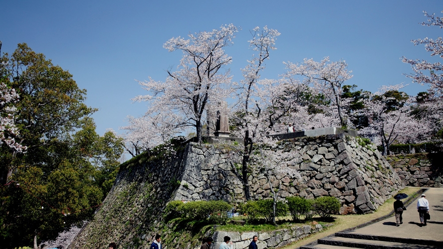 城山　【車で約10分】