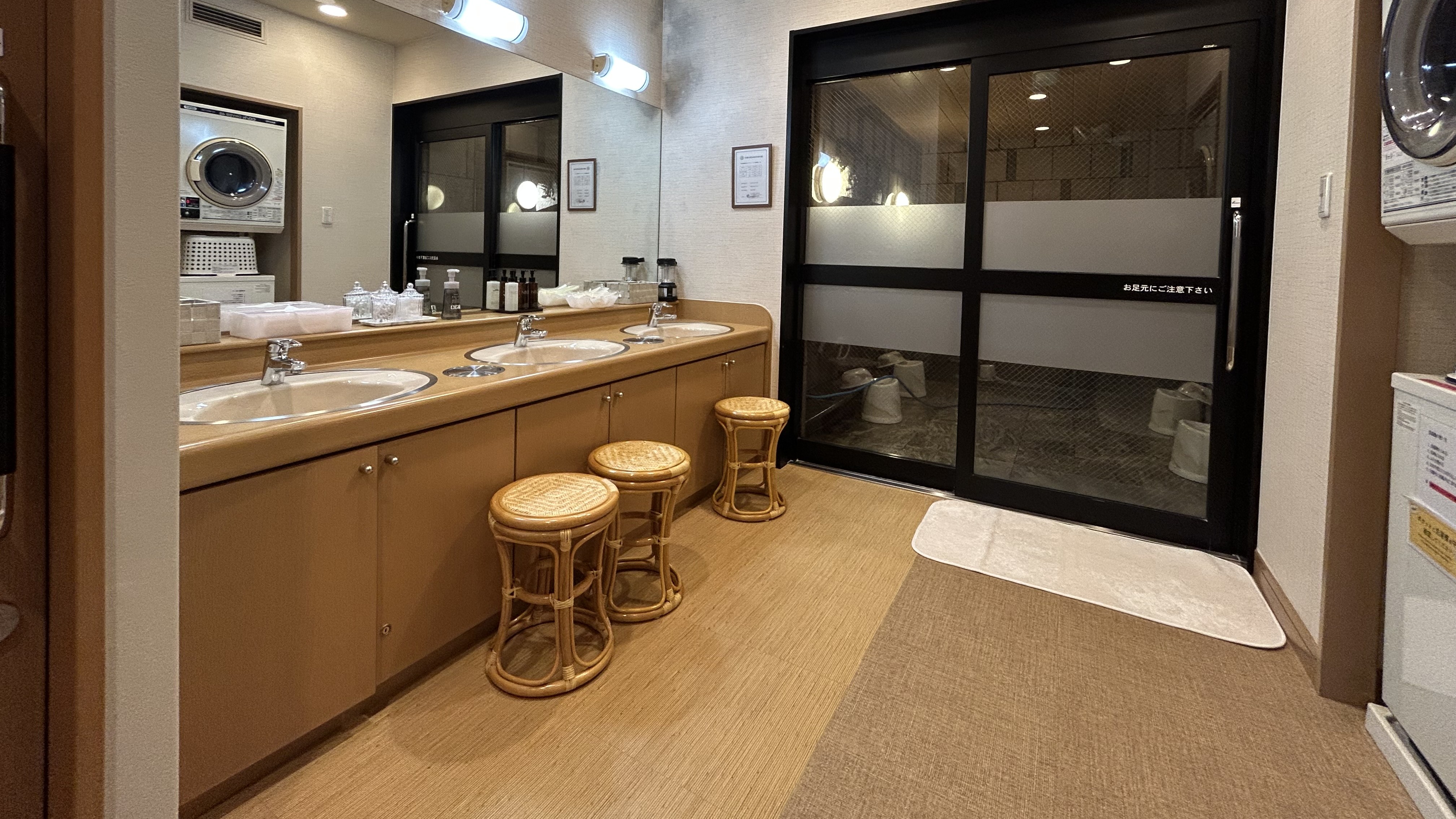 女性大浴場脱衣室　営業時間【15：00～2：00　5：00～10：00】