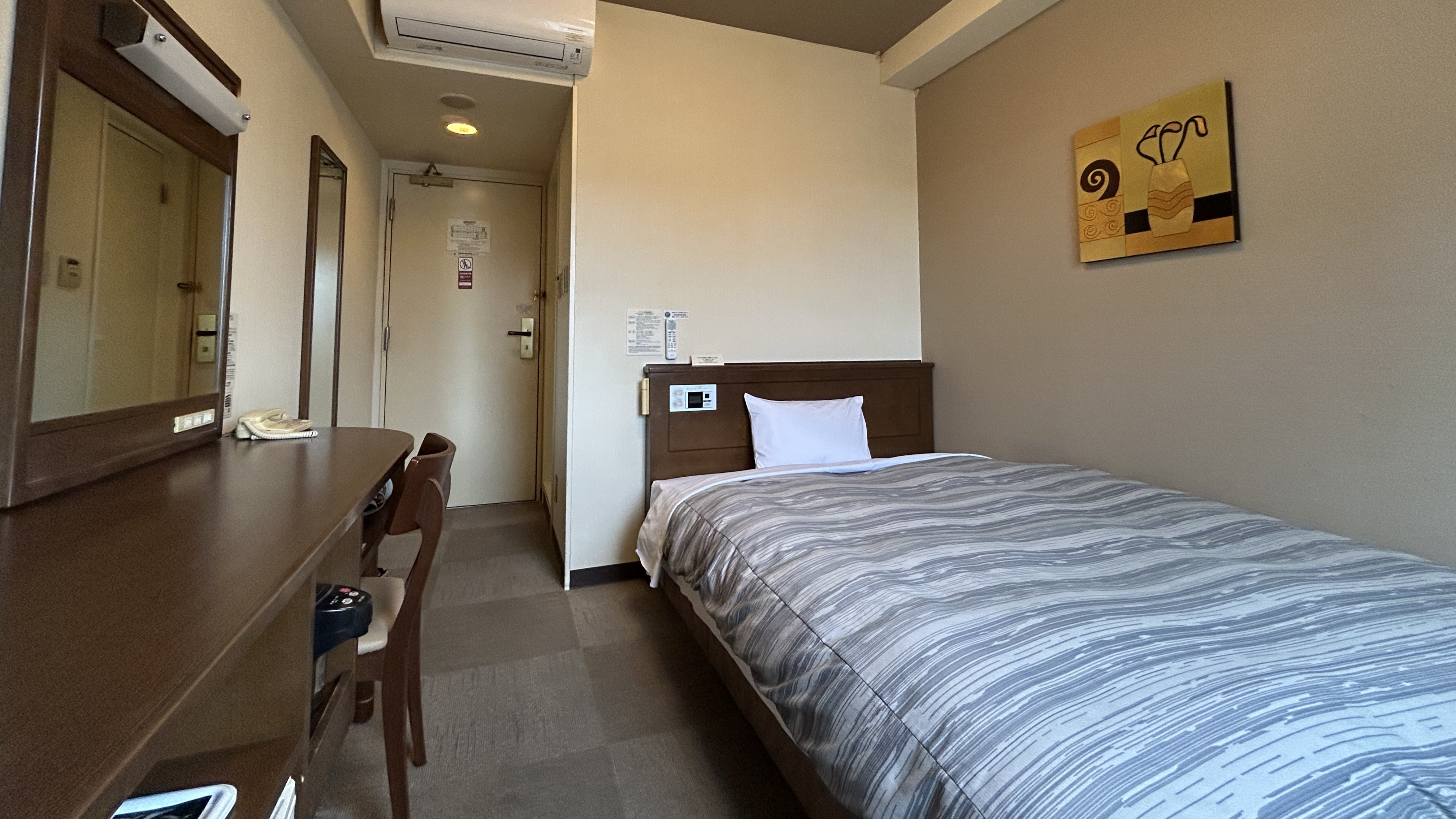 スタンダードシングル　ベッド幅140&times;196　14平米