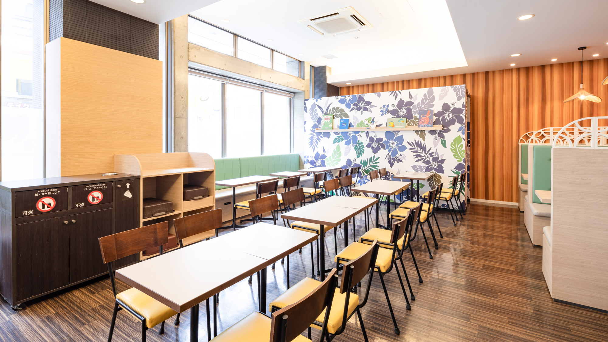 【ライブラリーカフェ】Wi-Fi接続無料◆カフェ内にはコンセントも充実