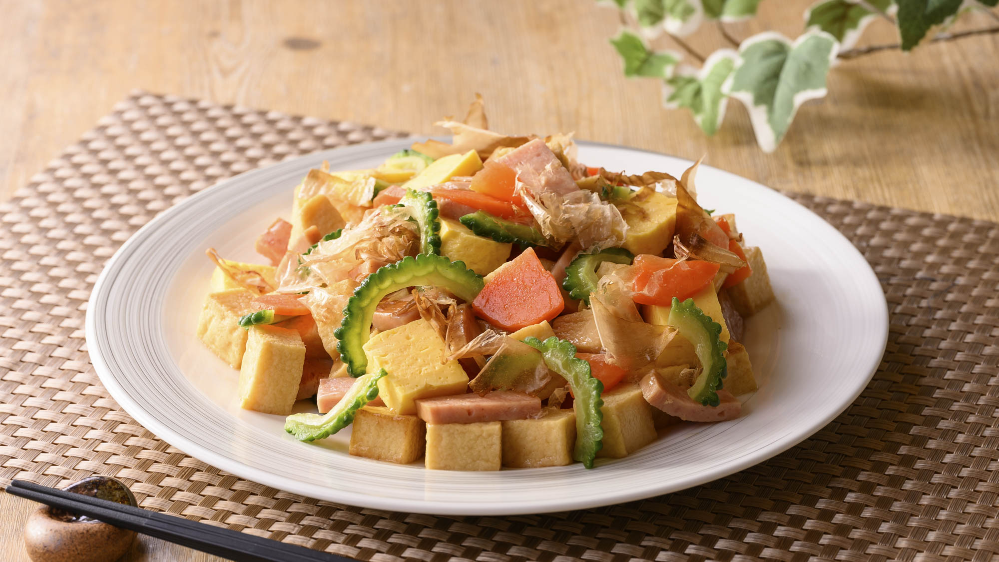 【那覇県庁前限定】地元産のシークヮーサーと具材の旨味が調和した"沖縄名物　ゴーヤチャンプルー"