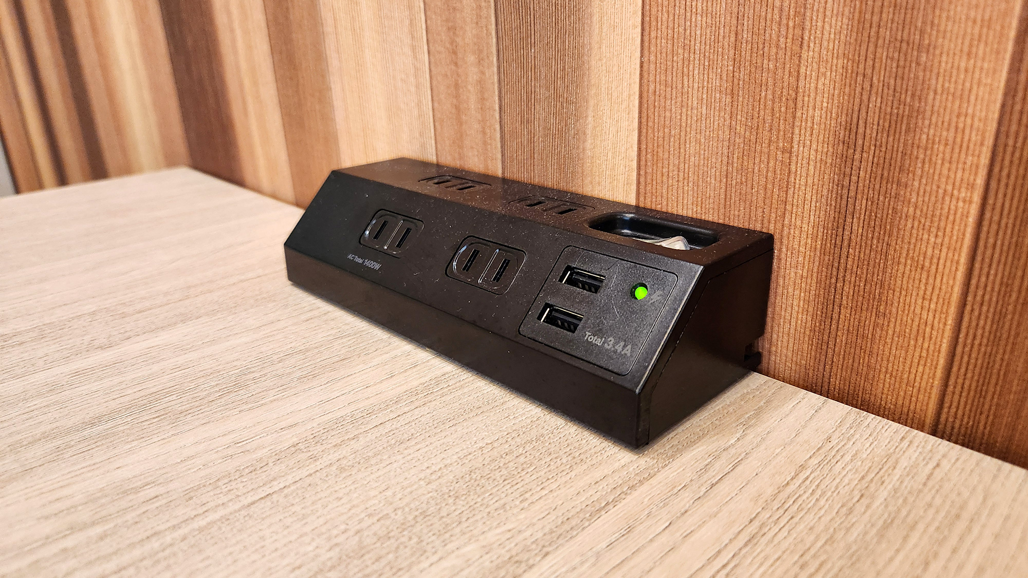 【ライブラリーカフェ】ボックス席には4口のコンセントやUSBポートを完備