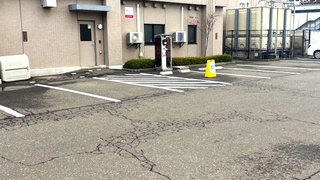 【裏側駐車場】電気自動車用充電スタンドございます