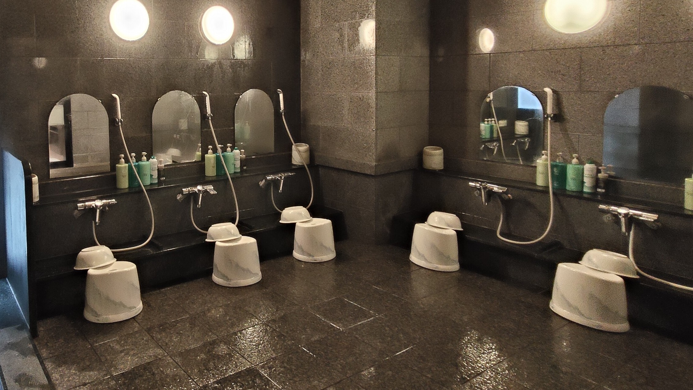 【男性用大浴場】カランは6個ございます