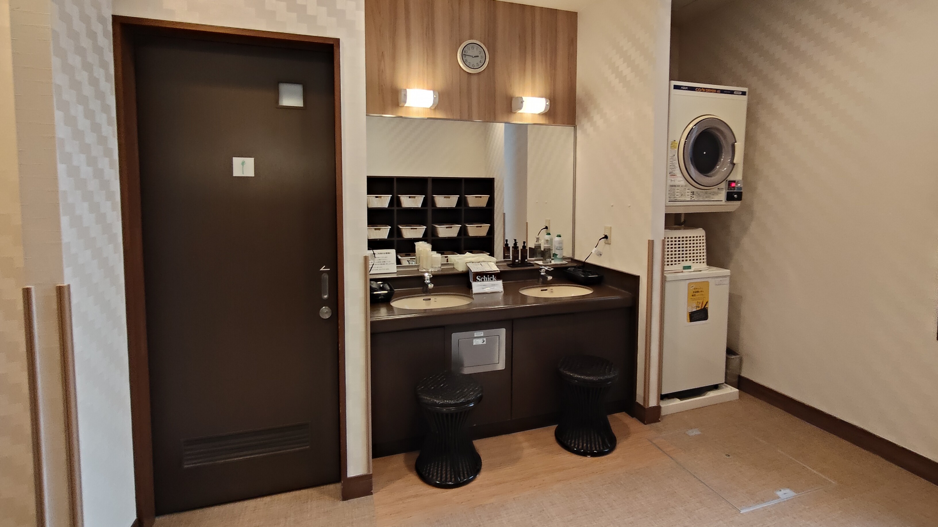 【男性用大浴場脱衣場】