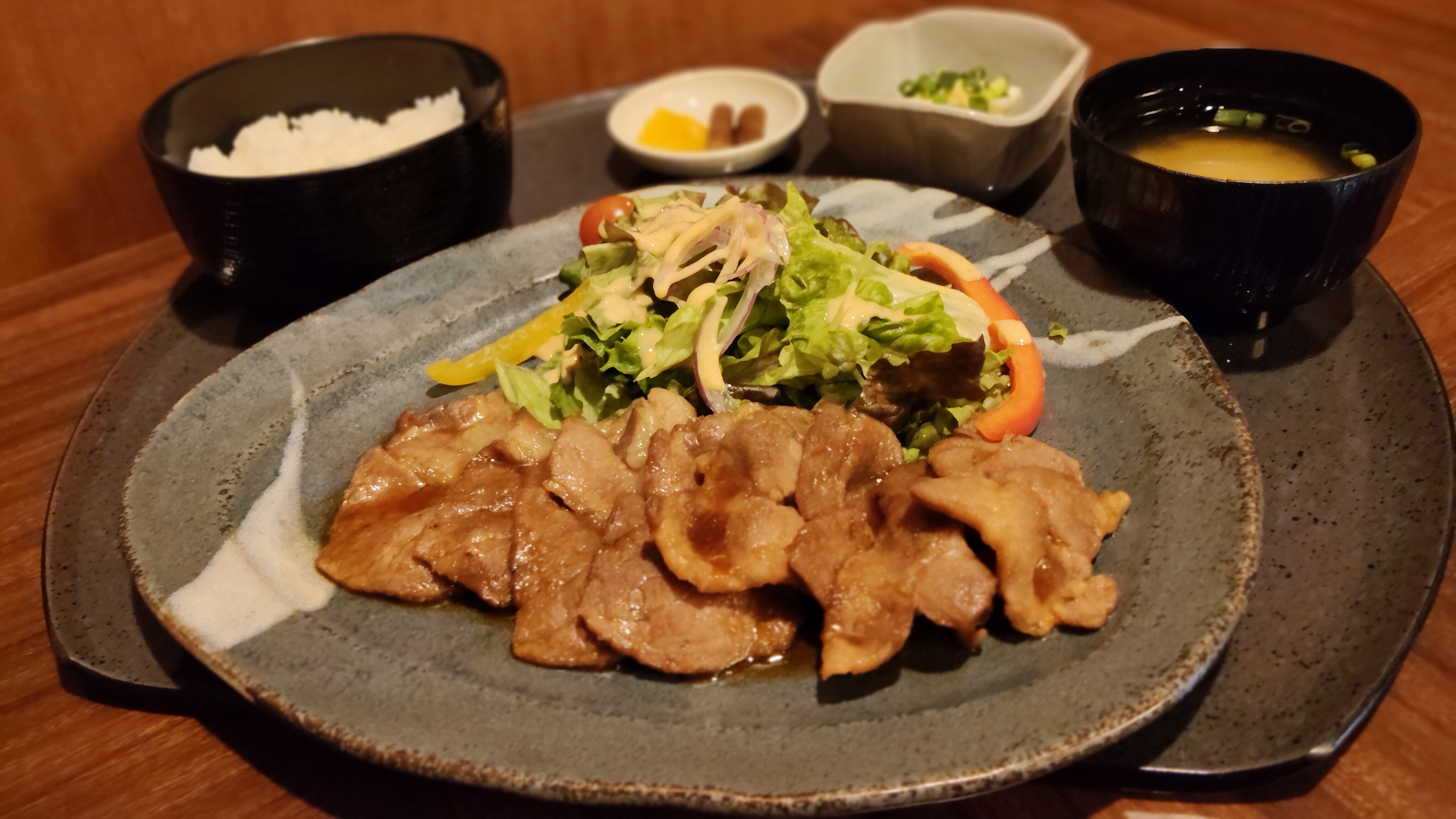 夕食メニュー一例【生姜焼き定食】