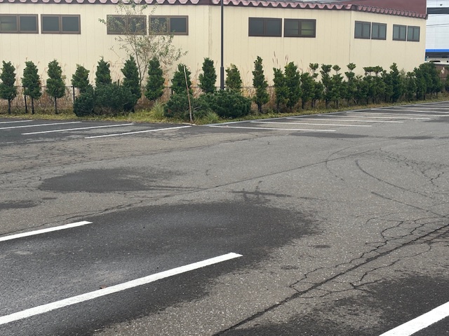 【正面側駐車場】