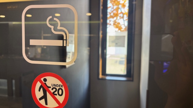 【喫煙室】1Fにございます