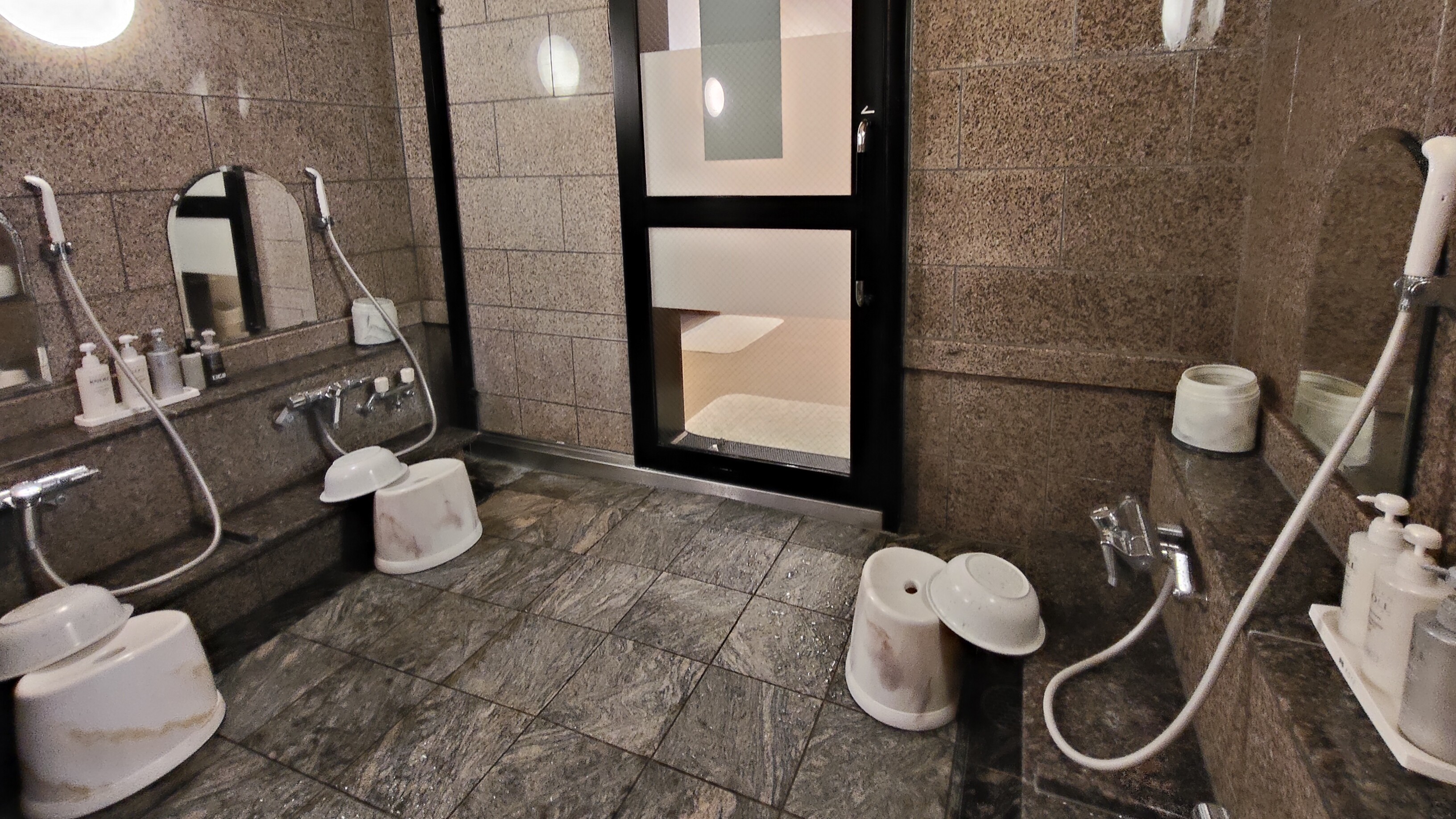 【女性用大浴場】カランは4個ございます