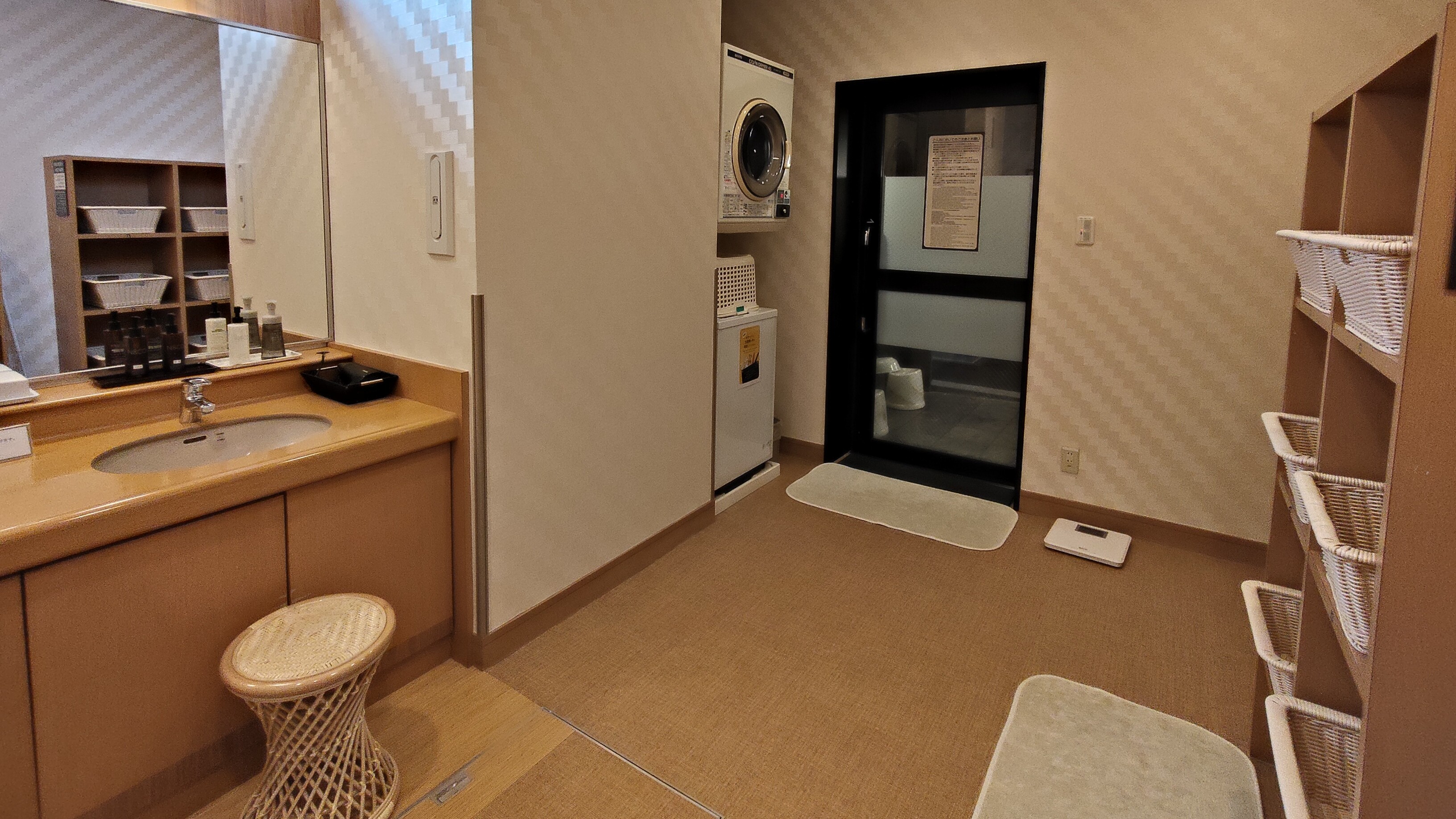 【女性用大浴場脱衣場】