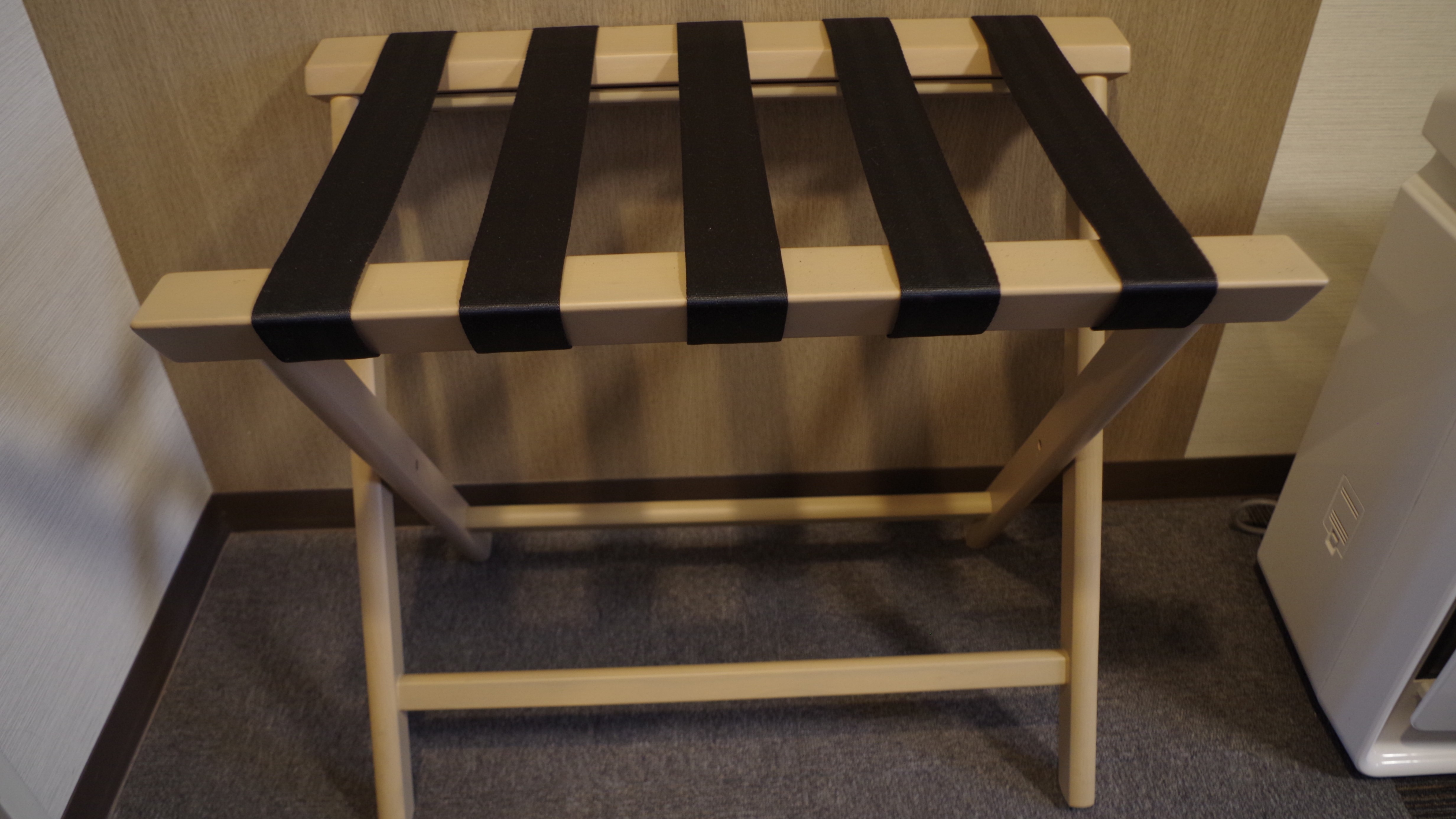 【客室】荷物置きは折り畳みを採用。お部屋のスペースを効率よくご活用いただけます。