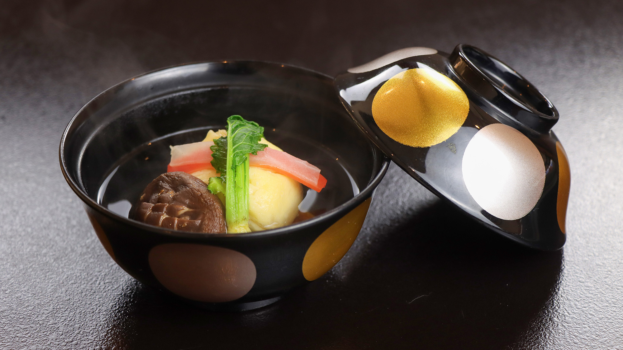 #冬料理　ずわい蟹の旨みを閉じ込めた真薯を、澄んだお吸い物で