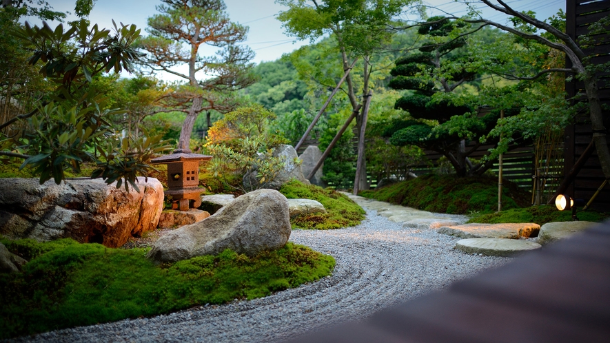 #館内から眺めることができる日本庭園。